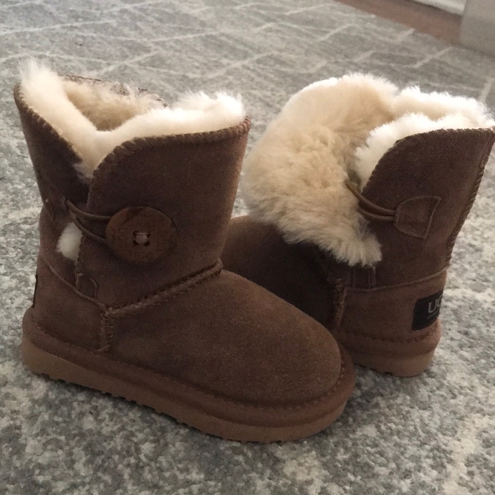 Ugg Size 5/6 Toddler Bailey Button, NEW w/o box
